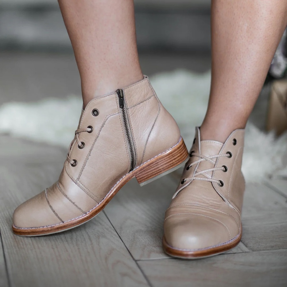 Bali Elf Passage Lace Up Ankle Boots Size 8 Vintage Beige